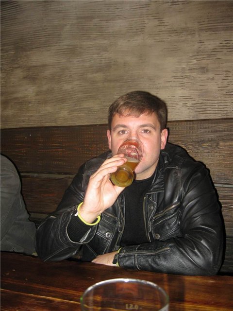 А Вася за рулем, пил только маленькими бокальчиками. У нас в Беларуси такой закон - пьешь маленькими бокалами - добро пожаловать за руль - хоть ты их двадцать штук выпей. В общем Васин девиз - алкоголь в малых дозах безопасен в любых количествах!