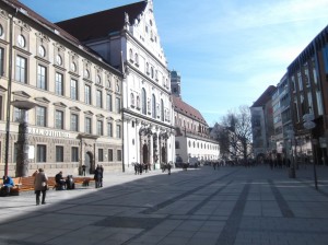 Кауфингерштрассе, центральная пешеходная улица Мюнхена. Скорее всего, местных жителей тут меньшинство.