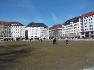 Площадь Мариенхоф. Большое открытое пространство для выгула людей в центре Мюнхена.